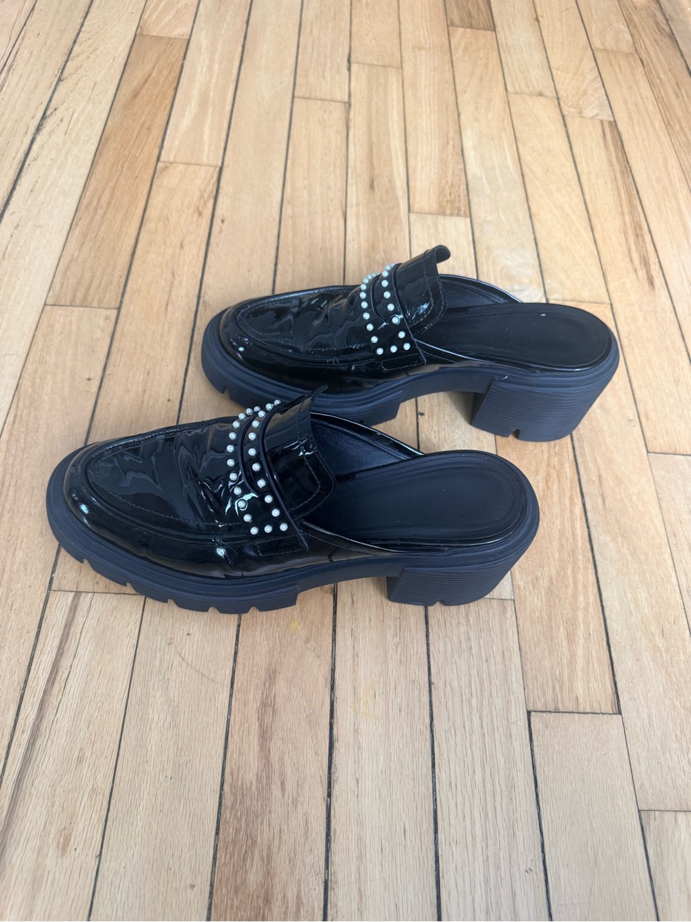 Stuart Weitzman Soho patent leather pearl-studded loafer mules in black. Sz 9 - Picture 4 of 8